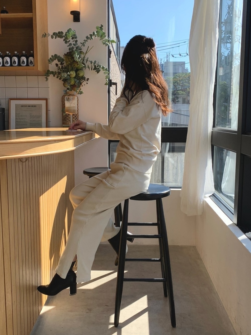 「ホワイトコーデ、ニットパンツ、オトナカジュアル、休日スタイル、プチプラコーデ、スクエアトゥブーツ、ショートブーツ」｜「VISの【吸湿発熱】【前後2WAY】ラメ入りVネックプルオーバー（ニット/セーター、ホワイト系）」を使った、madokaさん（レディース・153cm）の冬コーディネートの1枚目の写真