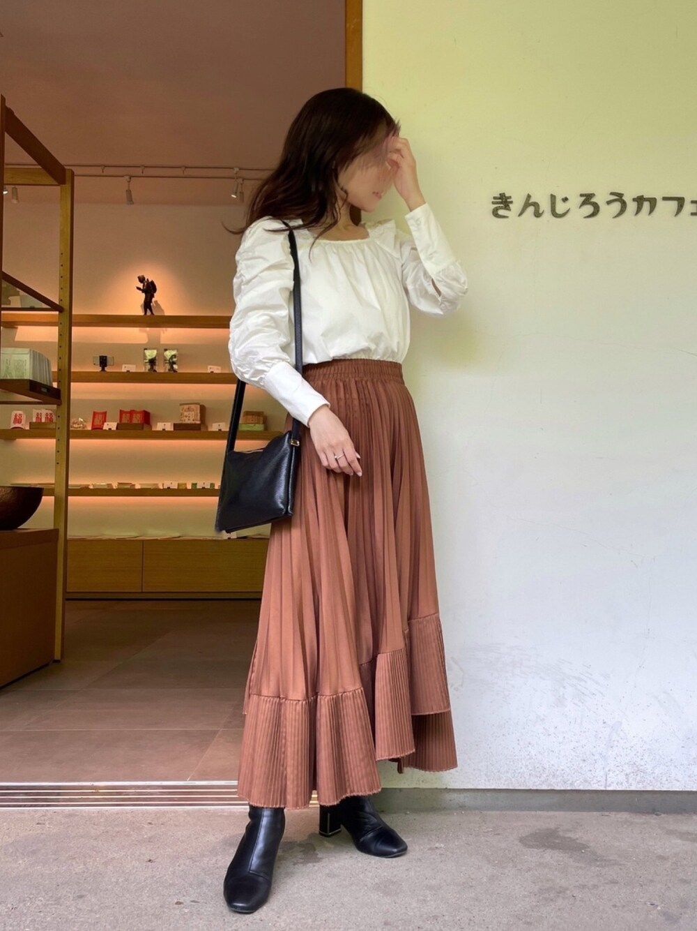 「シンプルコーデ、大人カジュアル、休日スタイル、骨格診断ウェーブ、ボリューム袖、変形スカート、淡色コーデ、カフェスタイル、休日コーデ」｜「MICOAMERIのアイテム（スカート、ブラウン系）」を使った、madokaさん（レディース・153cm）の春コーディネートの1枚目の写真