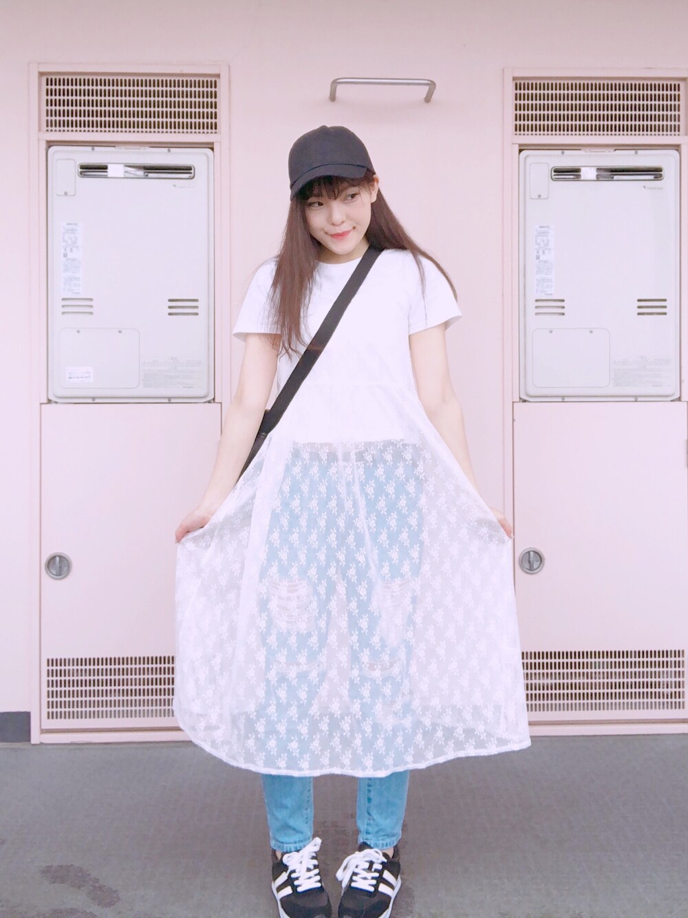 「夏コーデ、シンプル、パンツスタイル、雨の日コーデ、スニーカー、プチプラコーデ、プチプラ、Tシャツ」｜「WEGOのアイテム（ワンピース/ドレス、ホワイト系）」を使った、加仲ひよこ🌸さん（レディース・156cm）の夏コーディネートの1枚目の写真