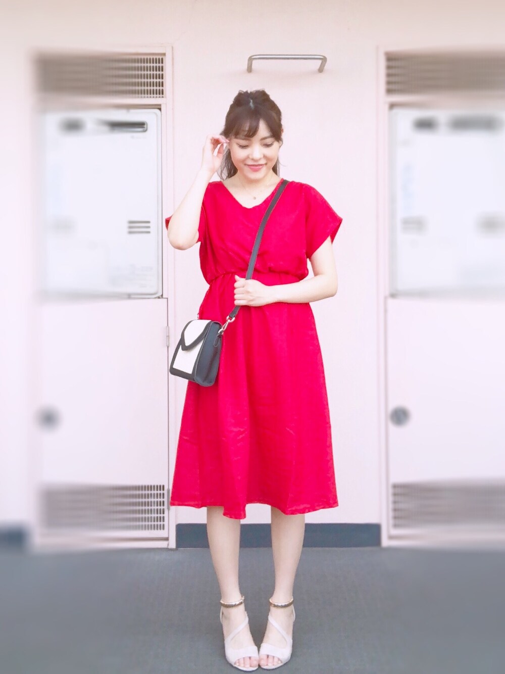 「シンプル、赤ワンピース、大人カジュアル、今日のコーデ、ゆるコーデ、おしゃれさんと繋がりたい、プチプラ、プチプラコーデ」｜「DHOLICのショートスリーブVネックワンピース（ワンピース、レッド系）」を使った、加仲ひよこ🌸さん（レディース・156cm）の夏コーディネートの1枚目の写真