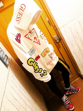 「Guess（ゲス）のアイテム（パーカー）」を使った、Y.U.K.I.Y.A.さん（メンズ・181cm）の春コーディネート