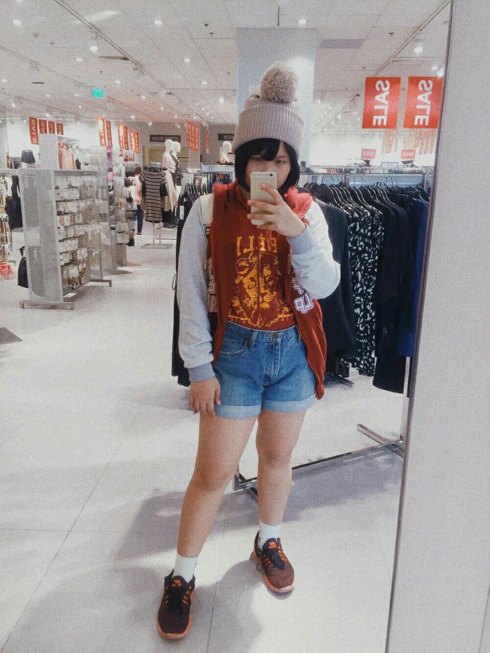 「90’s、H&M、SELFIE、casual、NIKE」｜「Nike airのアイテム（スニーカー、ブラック系）」を使った、トリーナさん（レディース・157cm）の春コーディネートの1枚目の写真