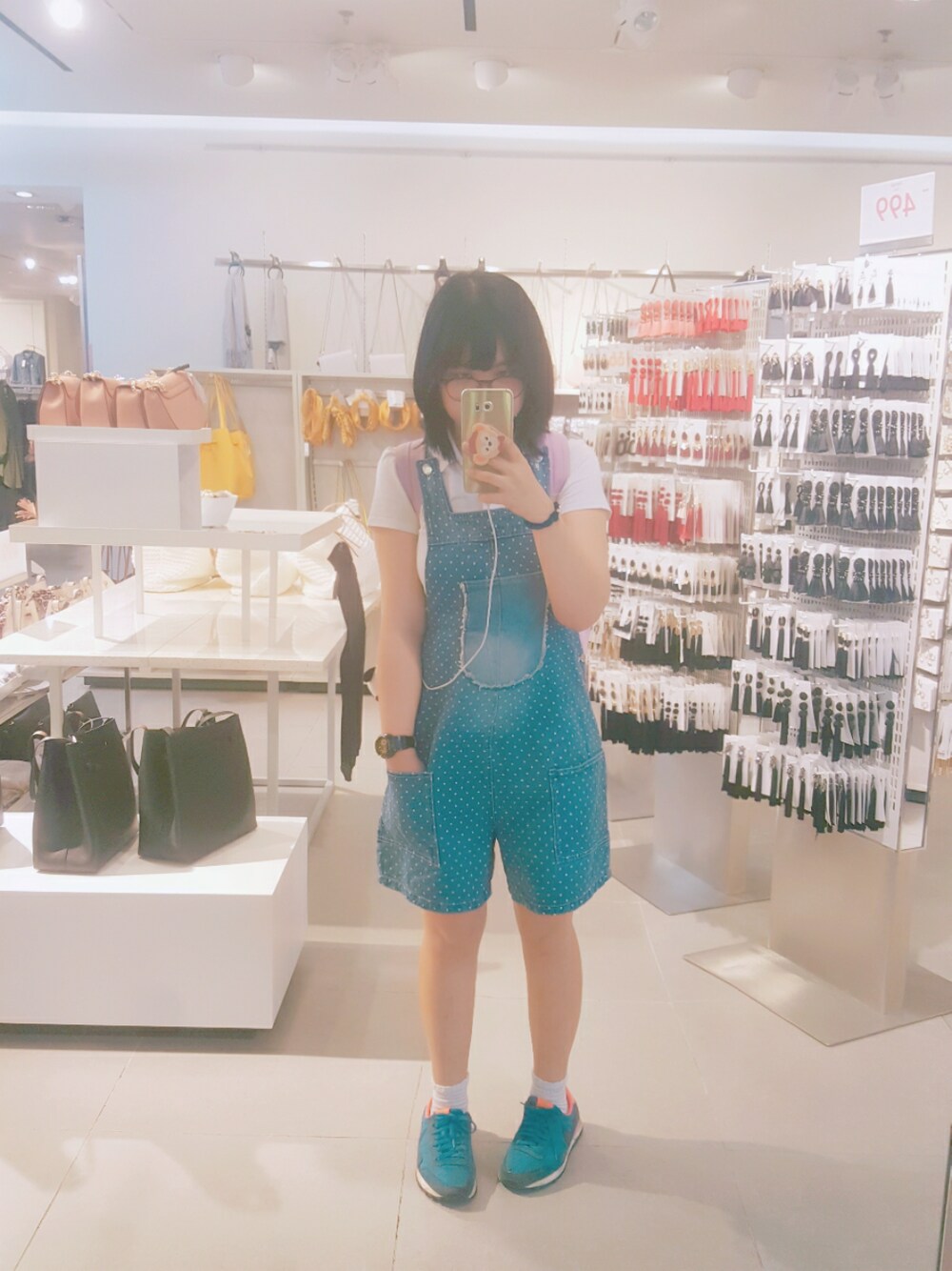 「girl、summer、blue、SELFIE」｜「earth music&ecologyのアイテム（つなぎ/オールインワン、ブルー系）」を使った、トリーナさん（レディース・152cm）の春コーディネートの1枚目の写真