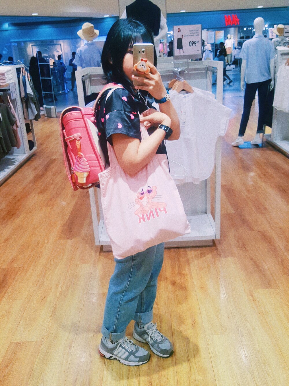 「pinkpanther、UNIQLO、pink、mirrorselfie、DKNY JEANS、summer」｜「Minisoのアイテム（トートバッグ、ピンク系）」を使った、トリーナさん（レディース・152cm）の春コーディネートの1枚目の写真