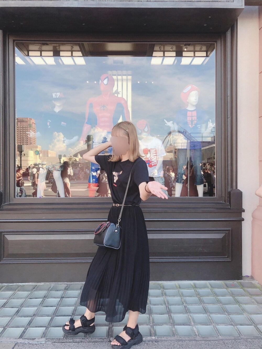 「ブラックコーデ、ブラック、ユニバ、ホラーナイト」｜「GUのアイテム（Tシャツ/カットソー、ブラック系）」を使った、ちゅりんぽりんさん（レディース・161cm）の秋コーディネートの1枚目の写真