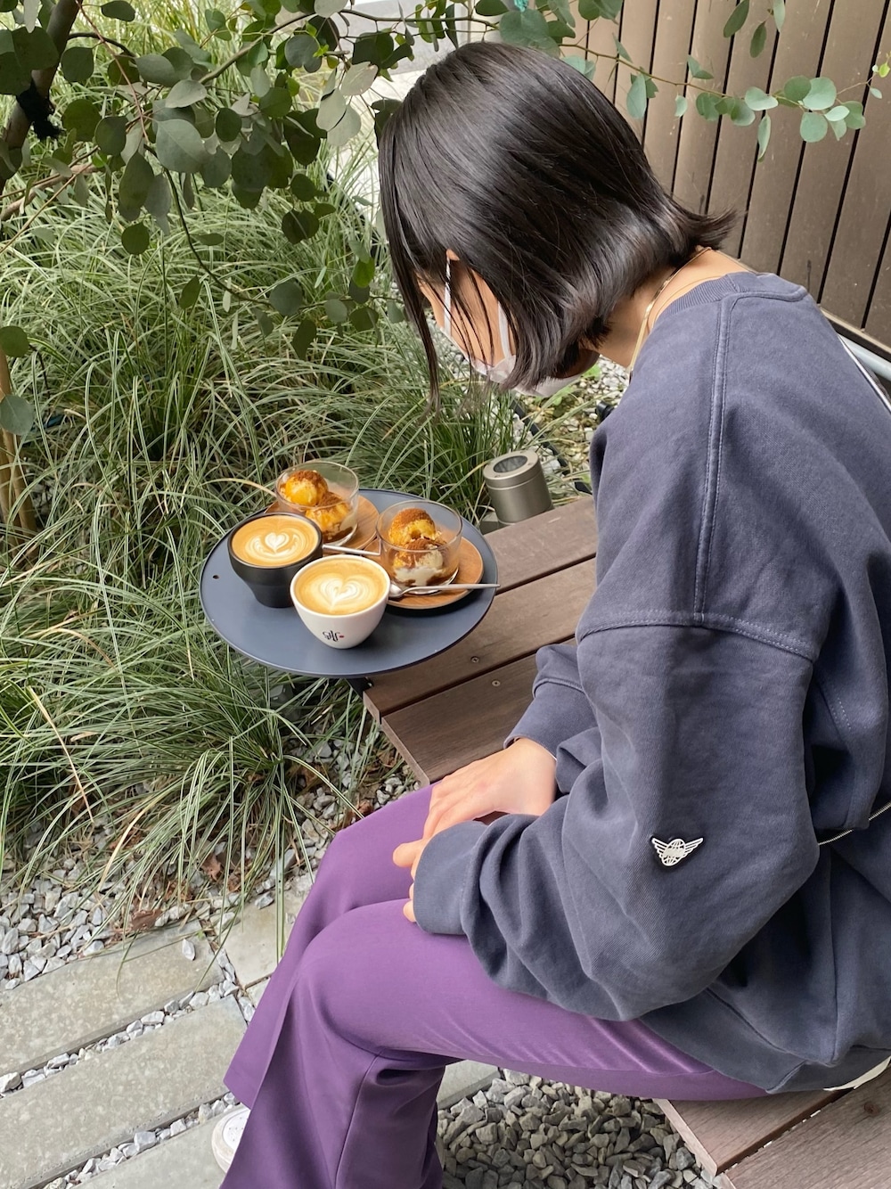 「今日のコーデ、おしゃれさんと繋がりたい、スニーカー、フレアパンツ、WHO’S WHO gallery」｜「ParagraphのPARAGRAPH　リフレクターロゴスウェット（スウェット、ブラック系）」を使った、kotogramさん（レディース・155cm）の冬コーディネートの1枚目の写真