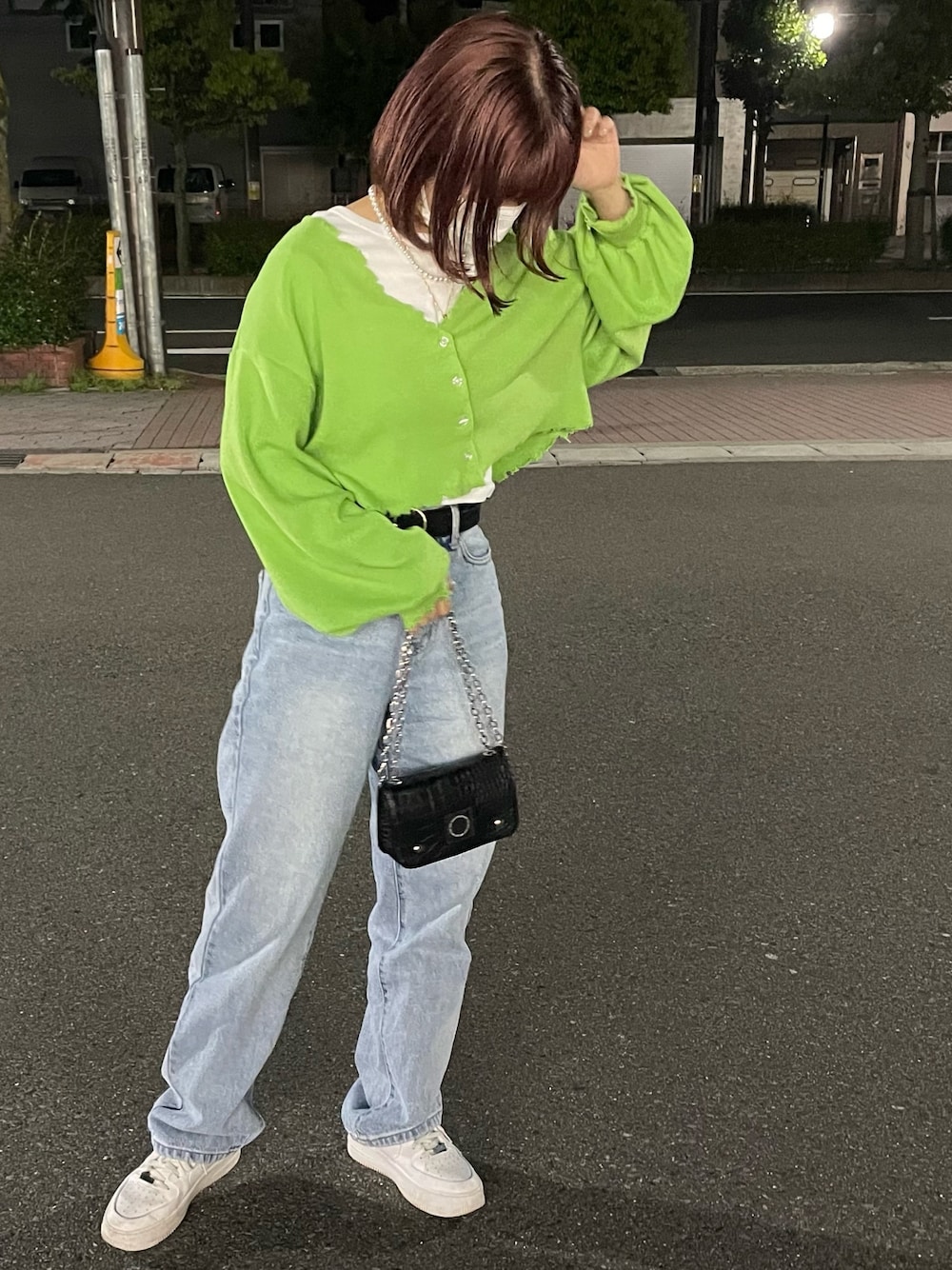 「休日スタイル、パンツスタイル、デニムパンツ、WHO’S WHO gallery、おしゃれさんと繋がりたい」｜「WHO'S WHO galleryのワッフルダメージカーデ（カーディガン/ボレロ、グリーン系）」を使った、kotogramさん（レディース・155cm）の春コーディネートの1枚目の写真