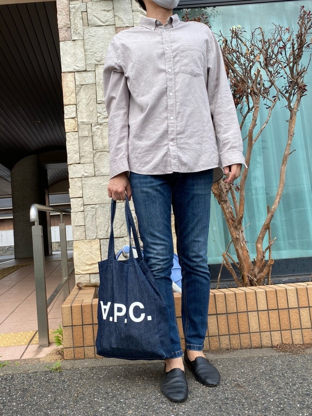 「これが私をアゲる服、シンプルコーデ、お洒落さんとつながりたい、きれいめカジュアル、シャツスタイル、シャツ、シンプル、カジュアル、キレイめ、オトナカジュアル」｜「H&Mのアイテム（シャツ/ブラウス、ホワイト系）」を使った、bitter0404さん（メンズ・176cm）の春コーディネートの1枚目の写真