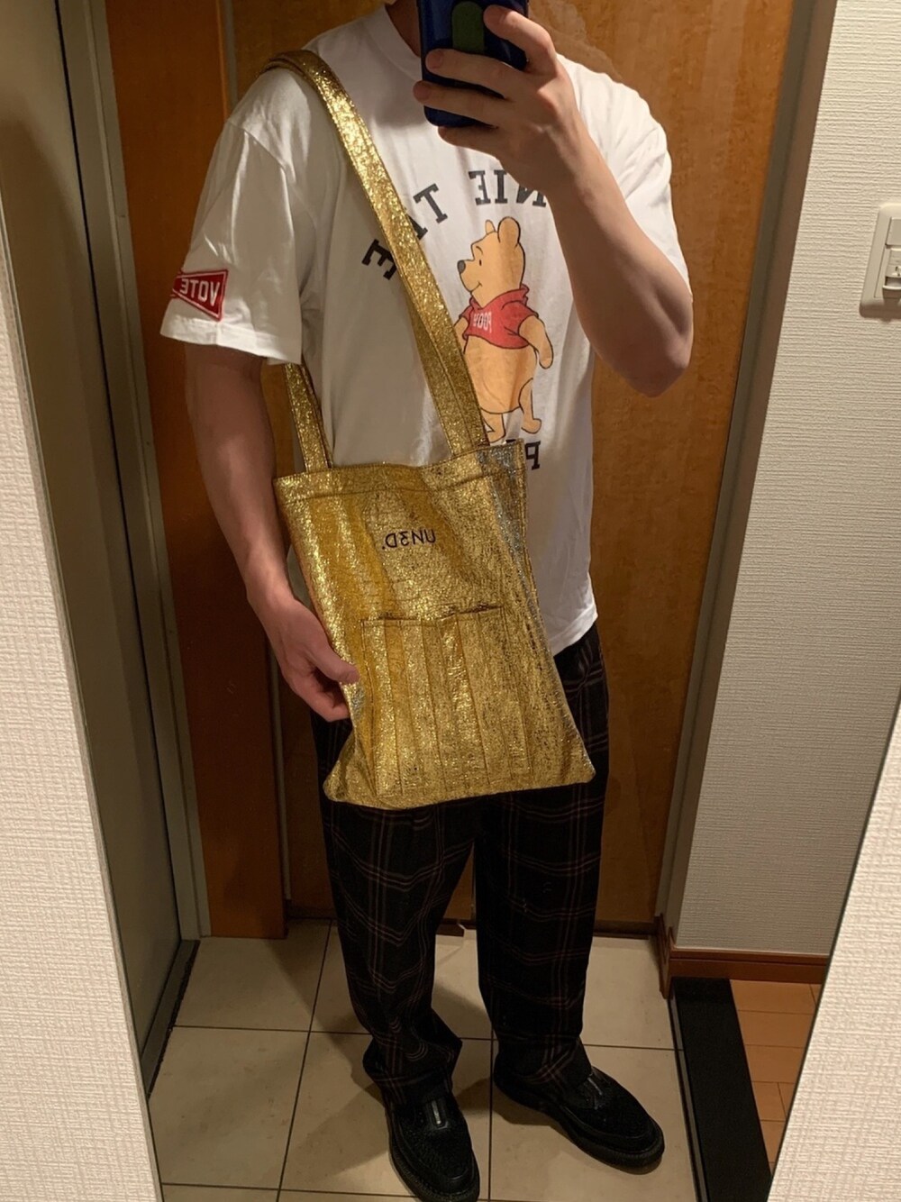 「今日のコーデ、お洒落さんとつながりたい、シンプルコーデ、白Tシャツ、トートバッグ、ゴールド、チェック、ぷーさん、インパクト、お出かけコーデ」｜「VOTE MAKE NEW CLOTHESのアイテム（Tシャツ/カットソー、ホワイト系）」を使った、WakaWakkaさん（メンズ・175cm）の春コーディネートの1枚目の写真