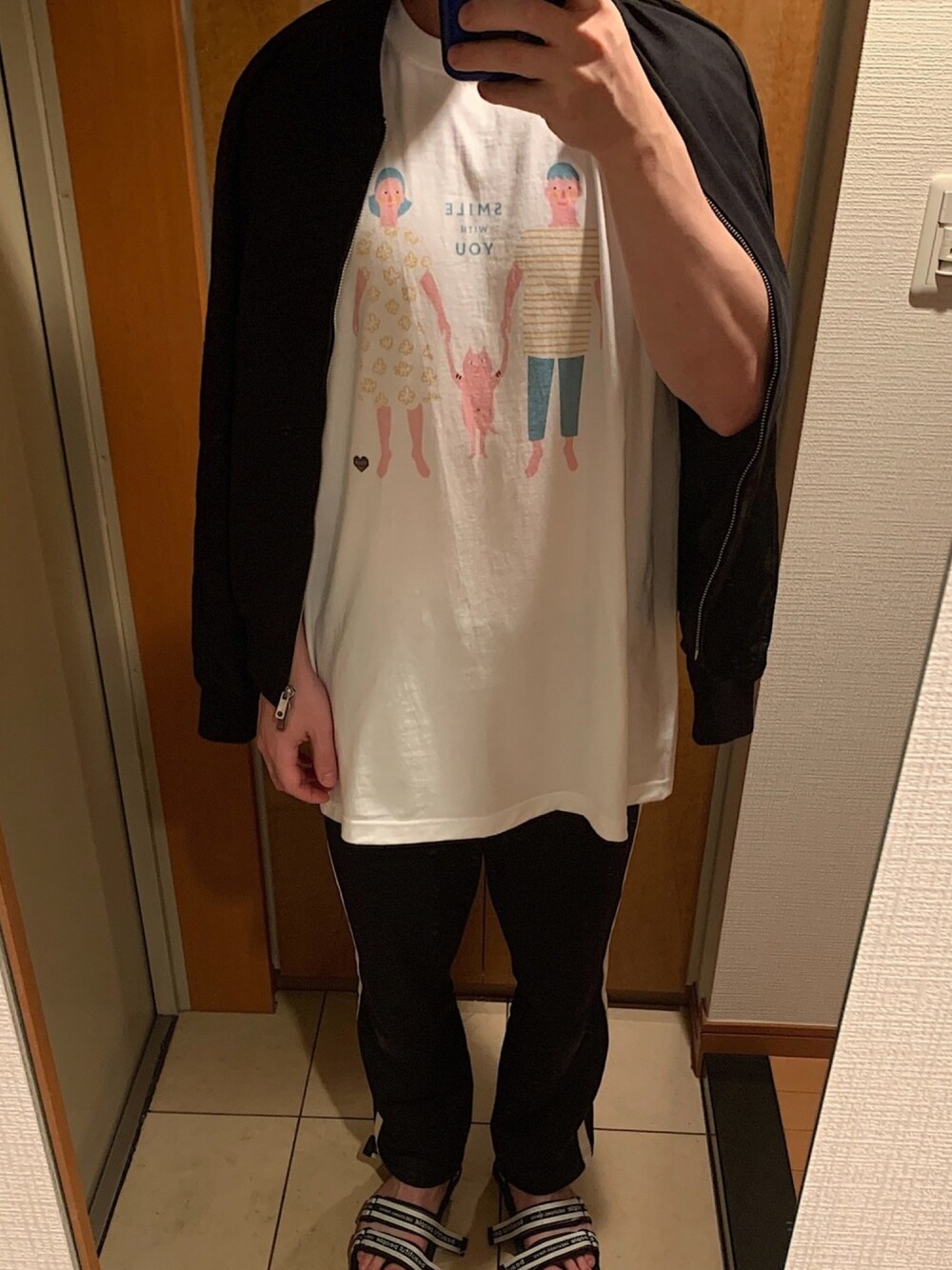「ゆるコーデ、ビックシルエット、モノトーンコーデ、サンダル、ユニクロ、チャリティーTシャツ、白Tシャツ、可愛い、ビックサイズ、ジャケット」｜「チャリティーTシャツのアイテム（Tシャツ/カットソー、ホワイト系）」を使った、WakaWakkaさん（メンズ・175cm）の春コーディネートの1枚目の写真