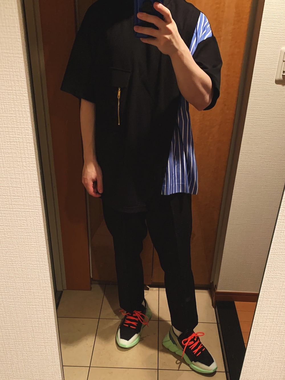 「おしゃれさんと繋がりたい、ビッグシルエット、夏だ！Tシャツ着よう！、スニーカー、キレイめ、きれいめカジュアル、いいね、save、フォローお願いします🤑、ブラック、古着好きな人と繋がりたい、スニーカーコーデ」｜「CULLNIのアイテム（Tシャツ/カットソー、ブラック系）」を使った、WakaWakkaさん（メンズ・175cm）の夏コーディネートの1枚目の写真