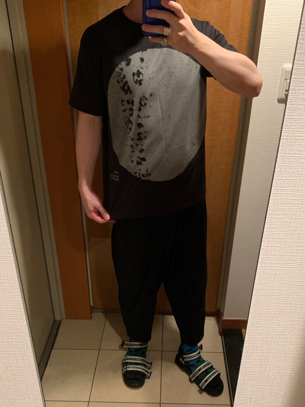 「シンプルコーデ、お洒落さんとつながりたい、休日スタイル、大人カジュアル、夏、Tシャツ、サンダル、ブラックコーデ、EN ROUTE(EN ROUTE)、モノトーン」｜「EN ROUTEのアイテム（Tシャツ/カットソー、ブラック系）」を使った、WakaWakkaさん（メンズ・175cm）の夏コーディネートの1枚目の写真