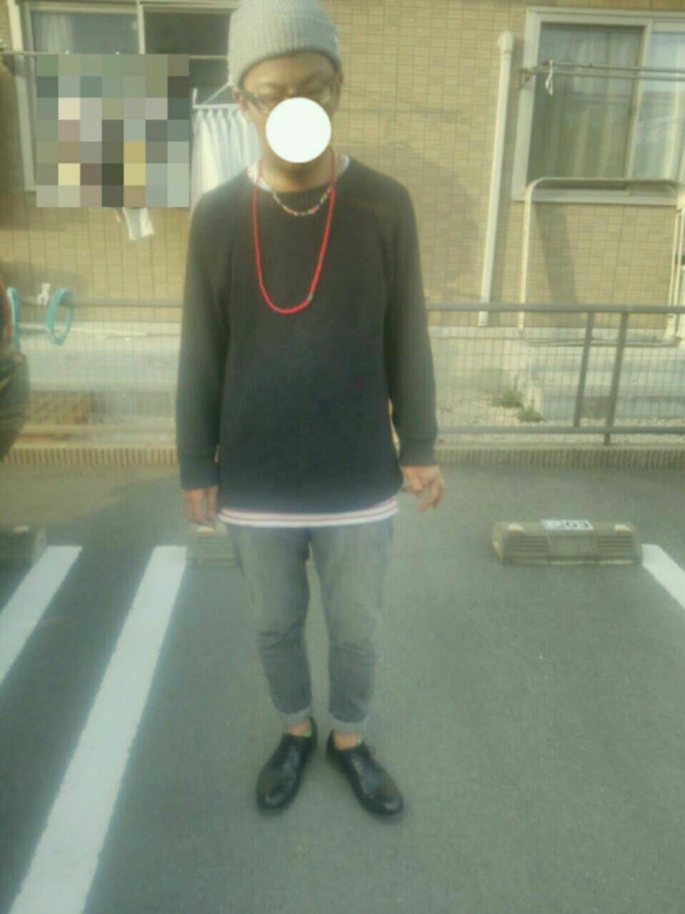 「ニット帽、革靴、ニット、デニムパンツ、レイヤードスタイル、ドラフトBY、ニットキャップ、ロング丈カットソー、ロールアップ、レザーシューズ」｜「BEAUTY&YOUTH UNITED ARROWSのBY ∴ シェービング ストレッチ/デニム スキニー 5P パンツ（デニムパンツ、グレー系）」を使った、T.さん（メンズ・176cm）の春コーディネートの1枚目の写真