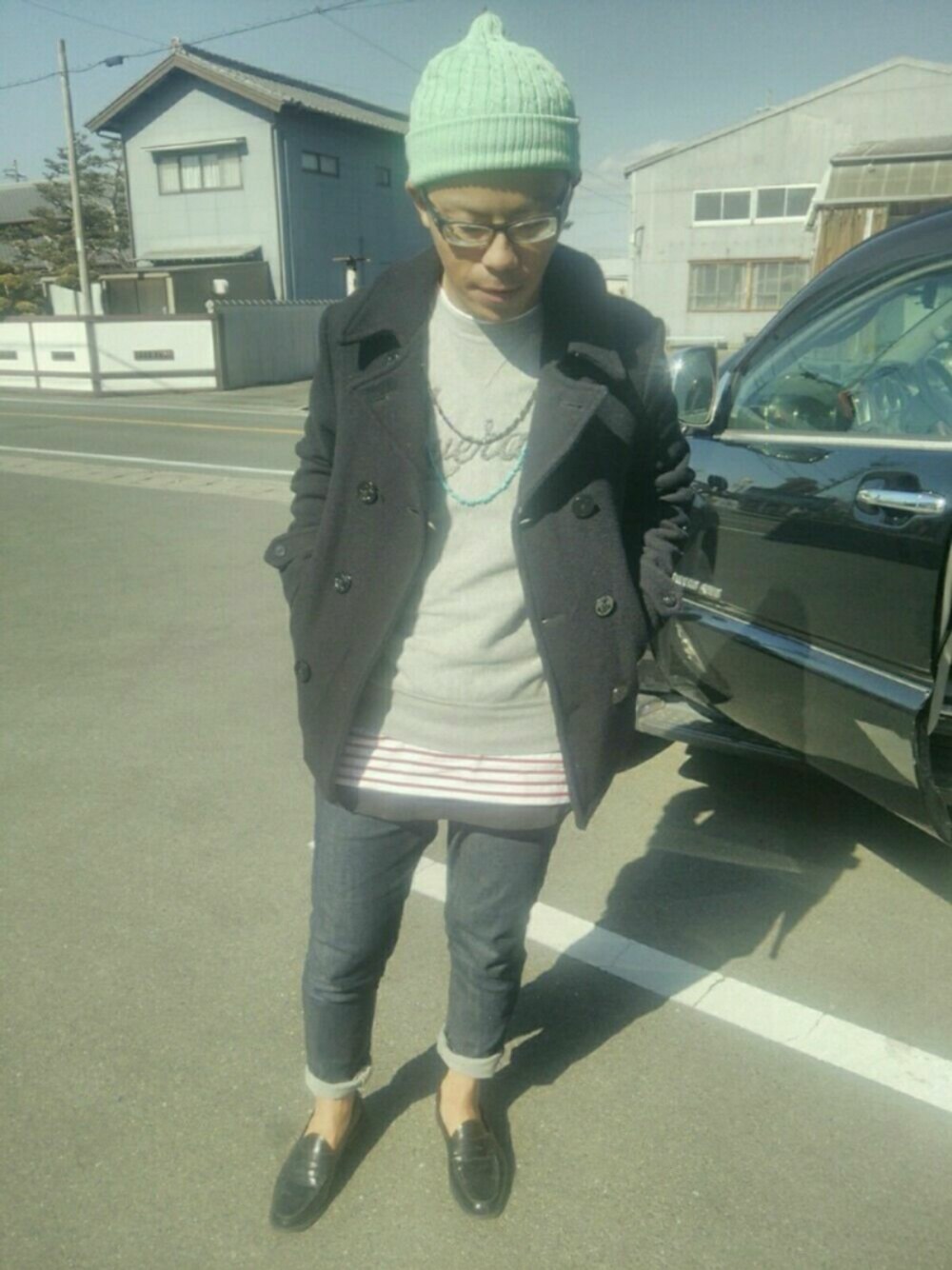 ブラック系のドレスシューズ、ブルー系のデニムパンツ、レッド系のTシャツ/カットソーを着用したメンズの冬コーディネートの1枚目の写真