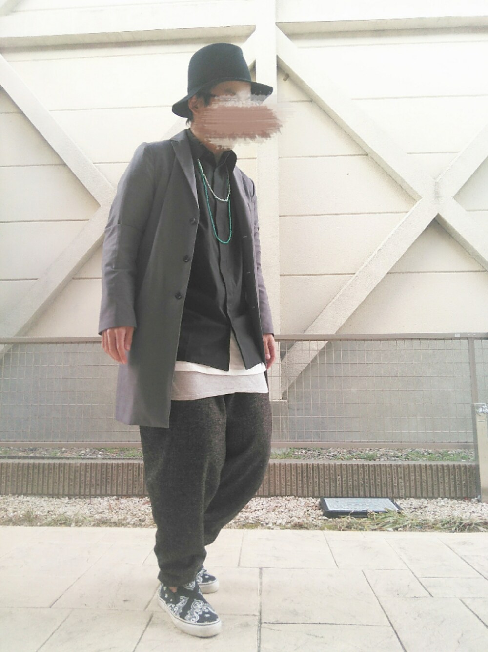 ブラック系のシャツ/ブラウス、ホワイト系のTシャツ/カットソー、グレー系のタンクトップを着用したメンズの冬コーディネートの1枚目の写真