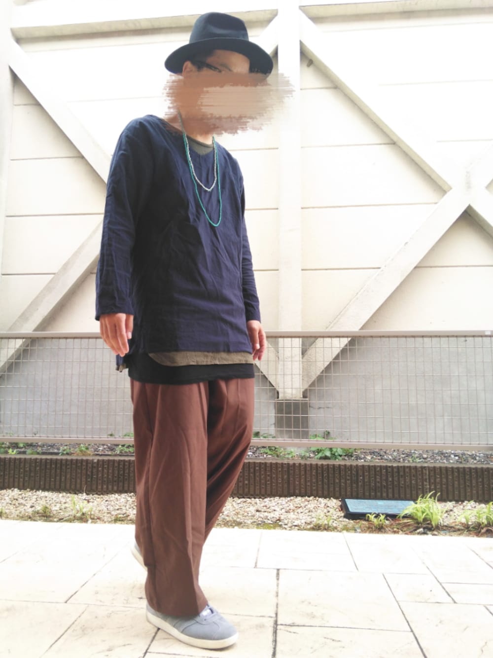 ブルー系のTシャツ/カットソー、ブラウン系のその他パンツ、グレー系のスニーカーを着用したメンズの春コーディネートの1枚目の写真