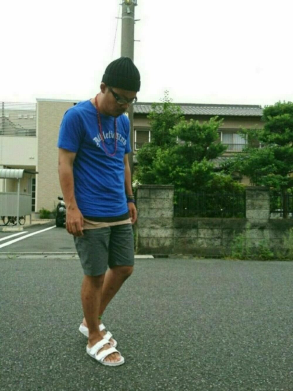 グレー系のその他パンツ、ブラック系のニットキャップ/ビーニーを着用したメンズの夏コーディネートの1枚目の写真