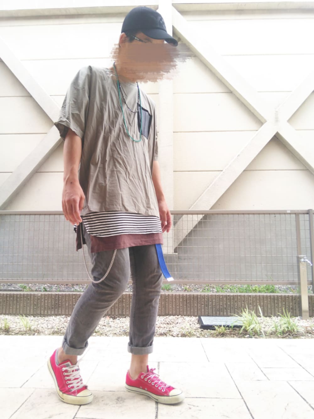 グリーン系のTシャツ/カットソー、レッド系のスニーカー、ブラック系のTシャツ/カットソーを着用したメンズの夏コーディネートの1枚目の写真