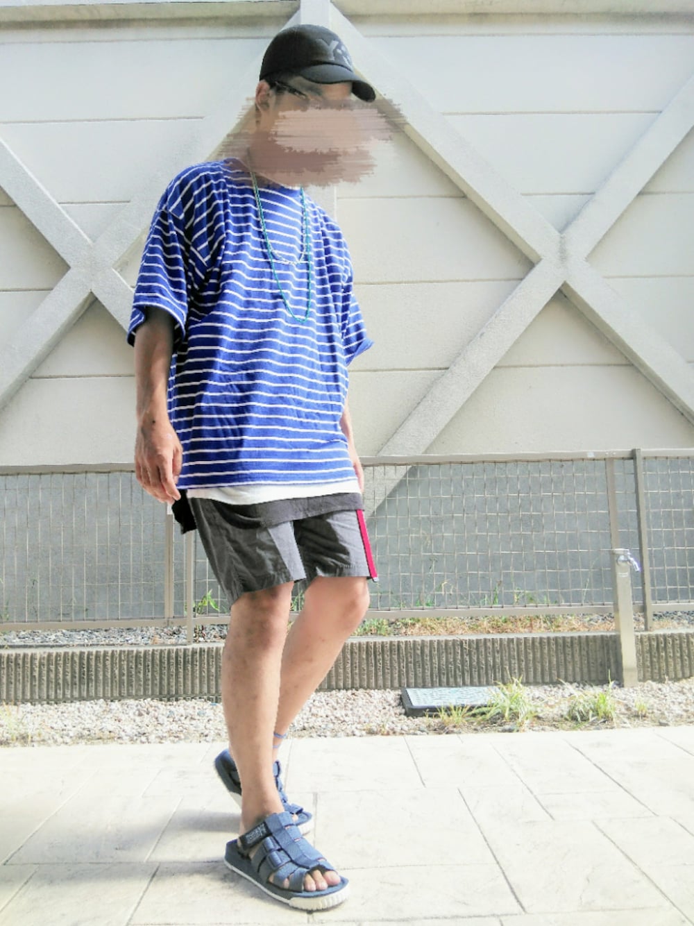 ブルー系のTシャツ/カットソー、ホワイト系のTシャツ/カットソー、ブルー系のサンダルを着用したメンズの夏コーディネートの1枚目の写真