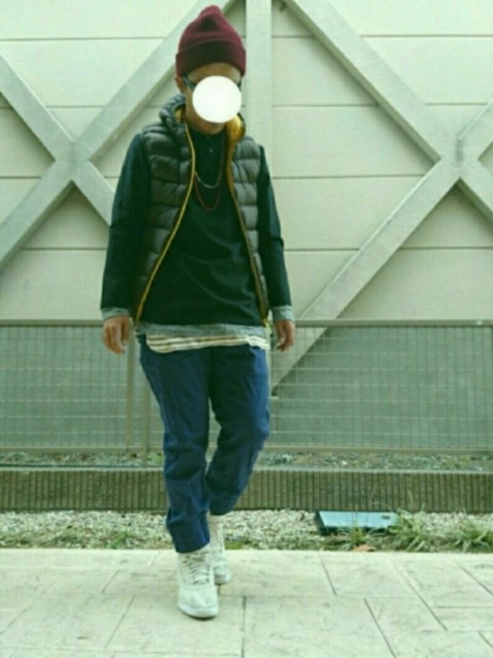 ブラック系のシャツ/ブラウス、ホワイト系のスニーカーを着用したメンズの秋コーディネートの1枚目の写真