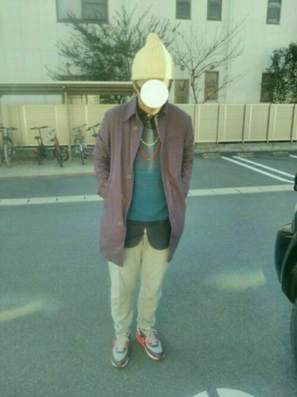 グレー系のその他パンツ、ピンク系のスニーカーを着用したメンズの冬コーディネートの1枚目の写真