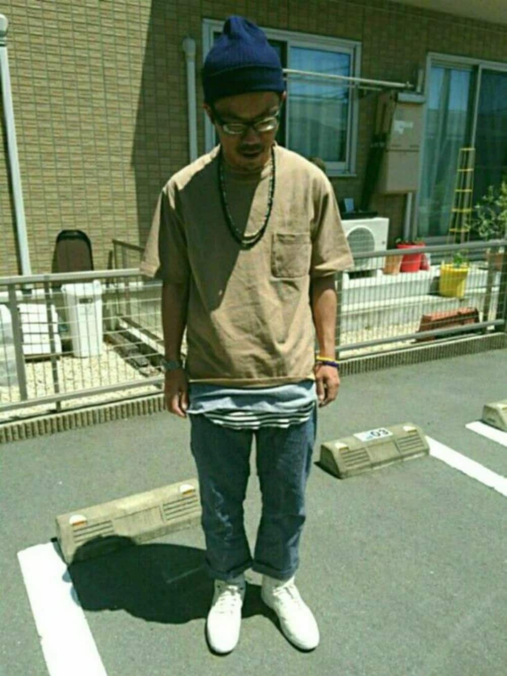 ホワイト系のスニーカー、グレー系のTシャツ/カットソー、ベージュ系のTシャツ/カットソーを着用したメンズの春コーディネートの1枚目の写真