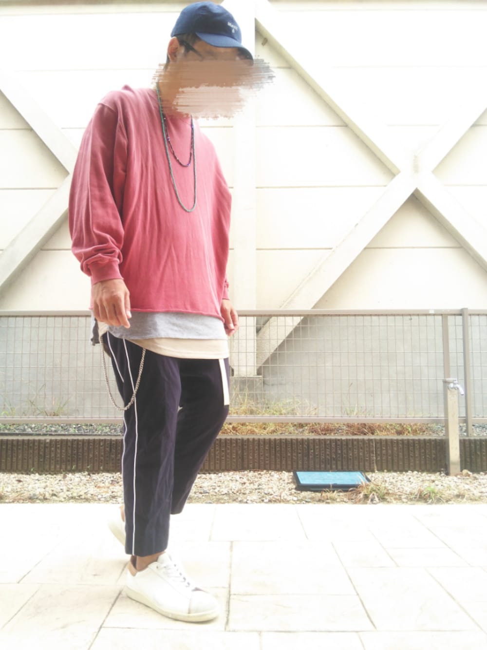 レッド系のスウェット、ブラウン系のタンクトップ、ブルー系のその他パンツを着用したメンズの秋コーディネートの1枚目の写真