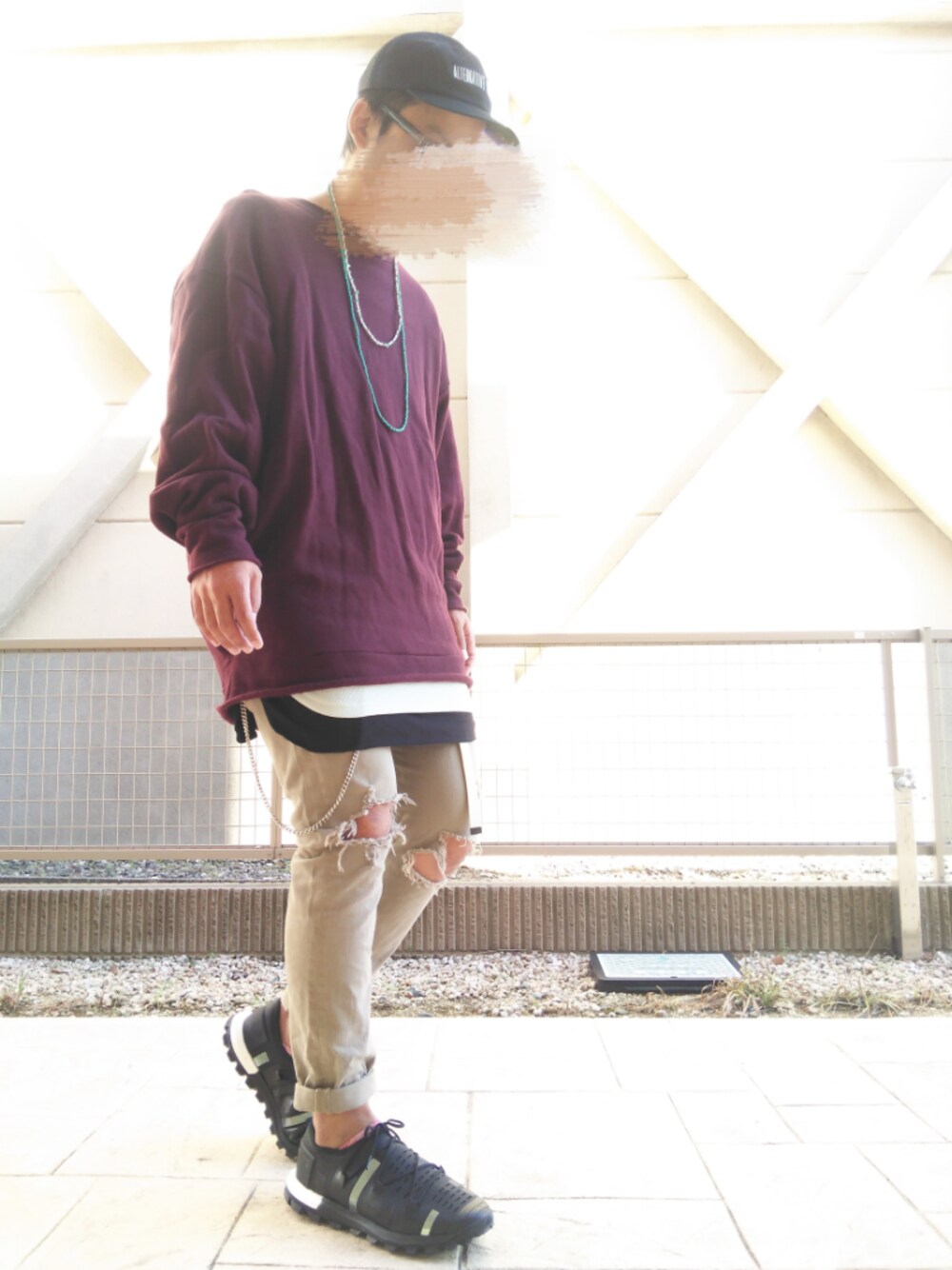 レッド系のスウェット、ベージュ系のデニムパンツ、ブルー系のTシャツ/カットソーを着用したメンズの秋コーディネートの1枚目の写真