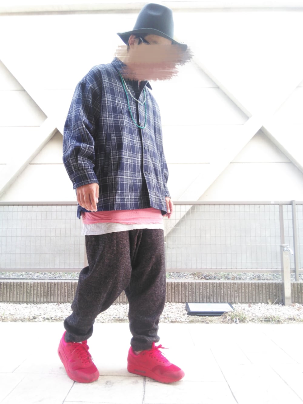 ブルー系のシャツ/ブラウス、ベージュ系のその他パンツ、ピンク系のTシャツ/カットソーを着用したメンズの秋コーディネートの1枚目の写真