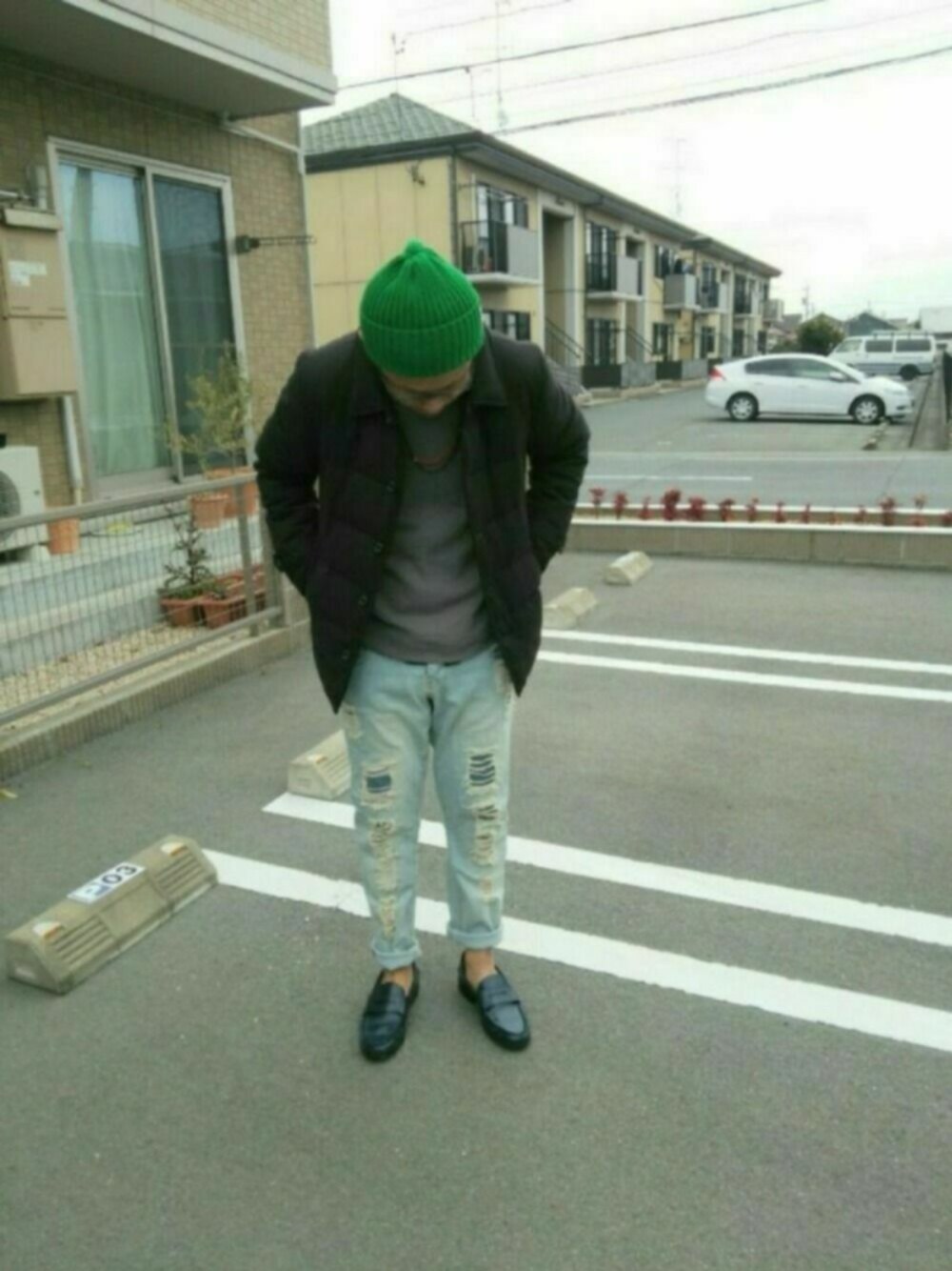 「ニット帽、革靴、ニット、クラッシュデニム、ニットキャップ、ネックレス、レザーシューズ、ニット×デニム、ダメージデニム、ローファー」｜「EDIFICEの◇【MENS NONNO1月号掲載】417 LETHER LOAFER（その他シューズ、ブルー系）」を使った、T.さん（メンズ・176cm）の春コーディネートの1枚目の写真