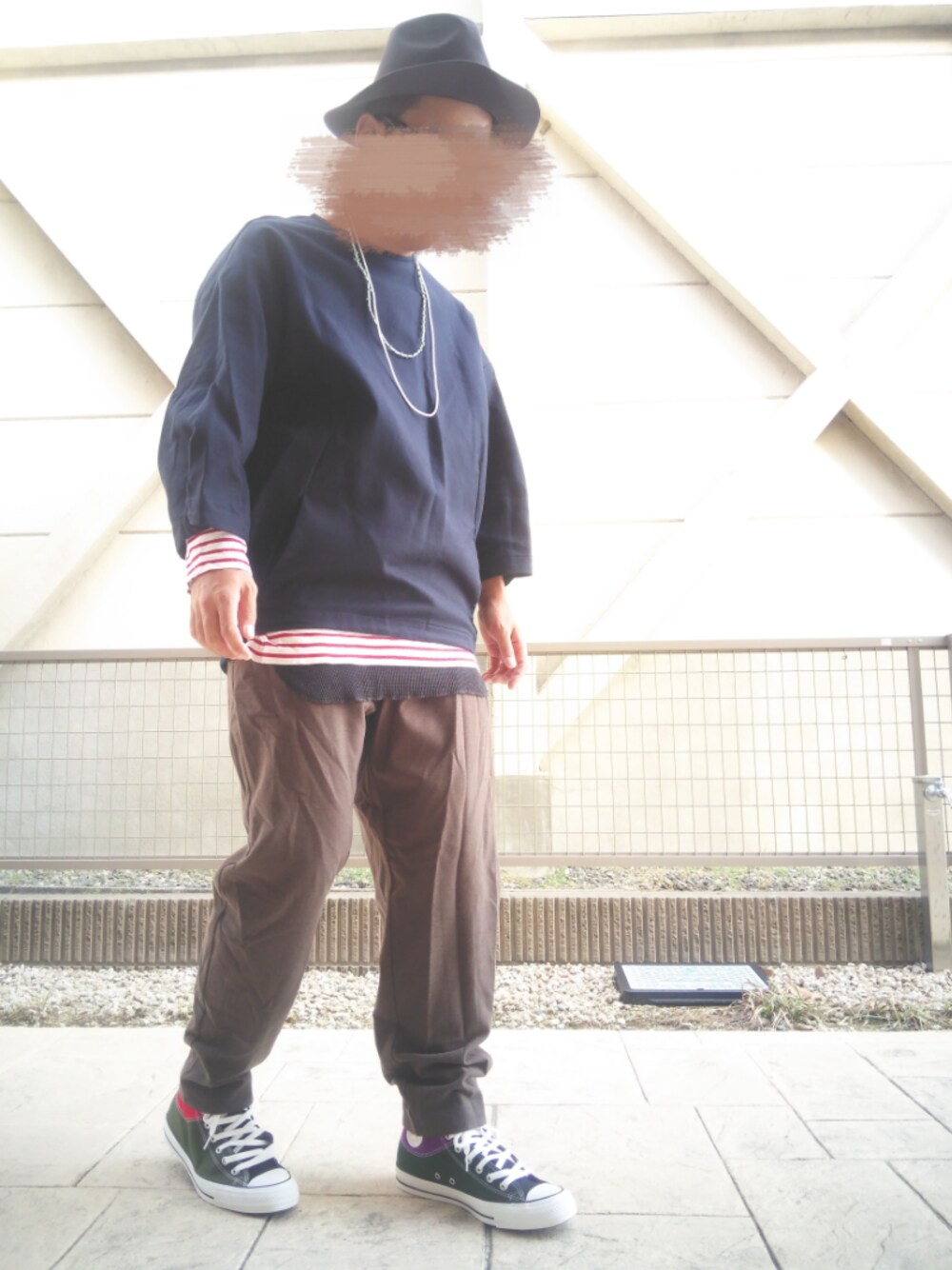 ブルー系のTシャツ/カットソー、ブラウン系のその他パンツ、その他のスニーカーを着用したメンズの冬コーディネートの1枚目の写真