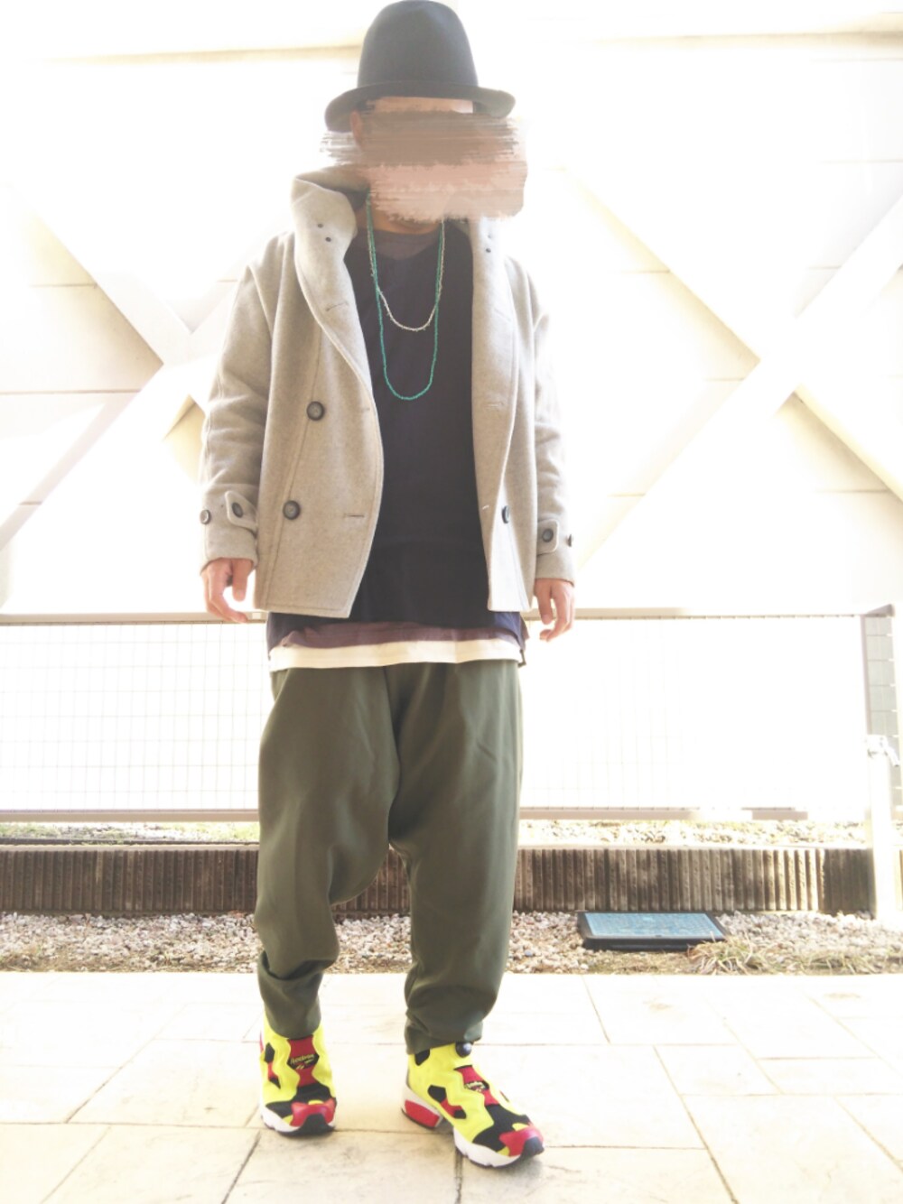 グレー系のダウンジャケット/コート、グリーン系のその他パンツ、ブラック系のスニーカーを着用したメンズの冬コーディネートの1枚目の写真