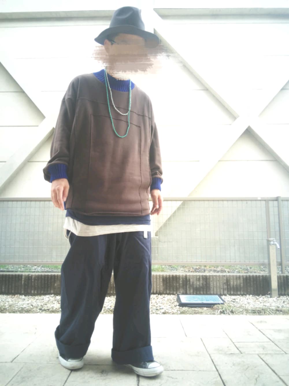 その他のスウェット、ブルー系のチノパンツ、ブルー系のTシャツ/カットソーを着用したメンズの冬コーディネートの1枚目の写真