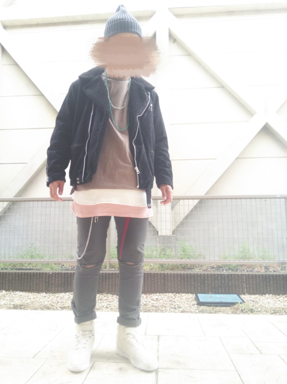 ブラック系のライダースジャケット、グレー系のデニムパンツ、ピンク系のタンクトップを着用したメンズの春コーディネートの1枚目の写真