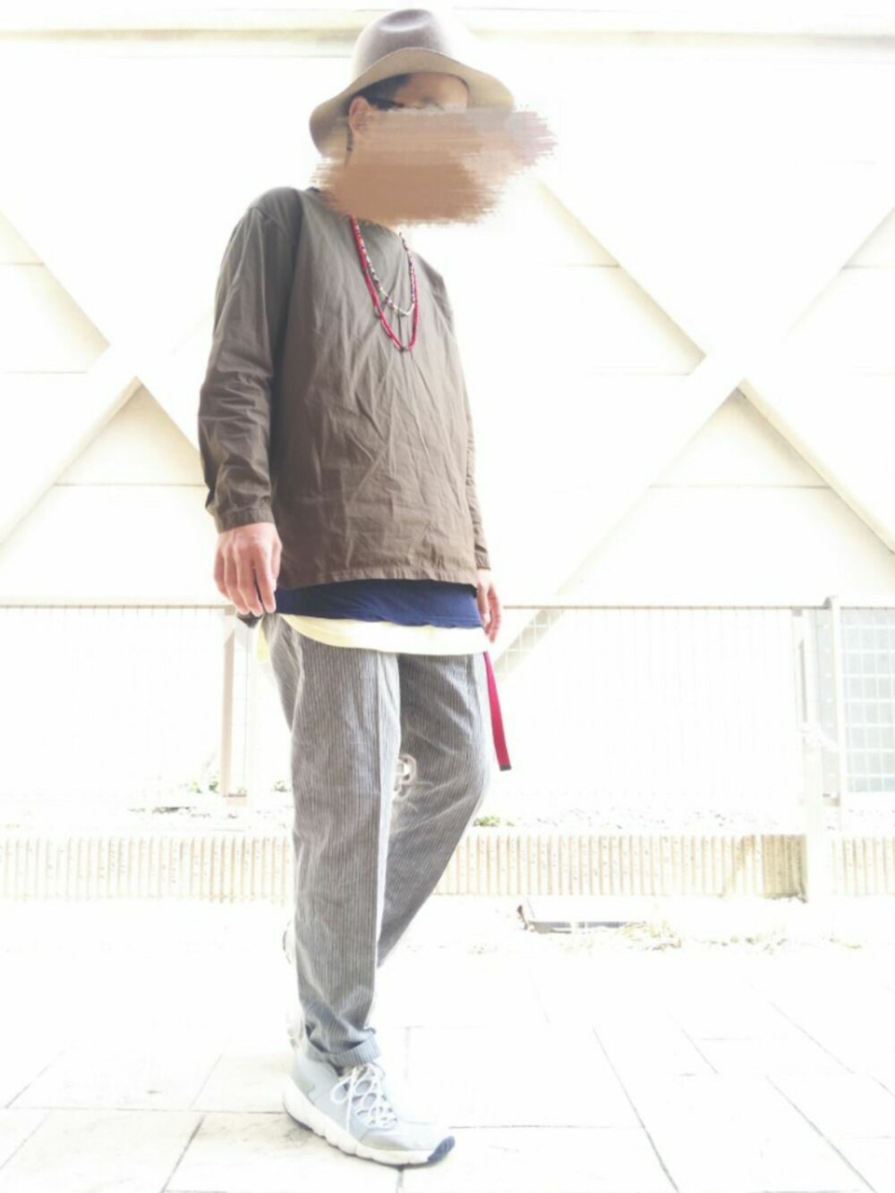 グリーン系のシャツ/ブラウス、ブルー系のTシャツ/カットソー、イエロー系のタンクトップを着用したメンズの春コーディネートの1枚目の写真