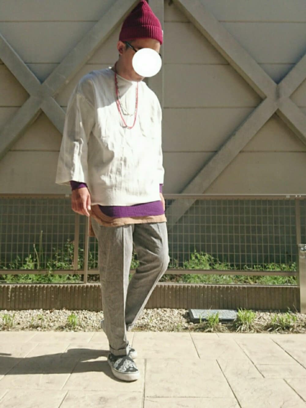 ホワイト系のTシャツ/カットソー、ブラック系のスニーカー、パープル系のTシャツ/カットソーを着用したメンズの春コーディネートの1枚目の写真
