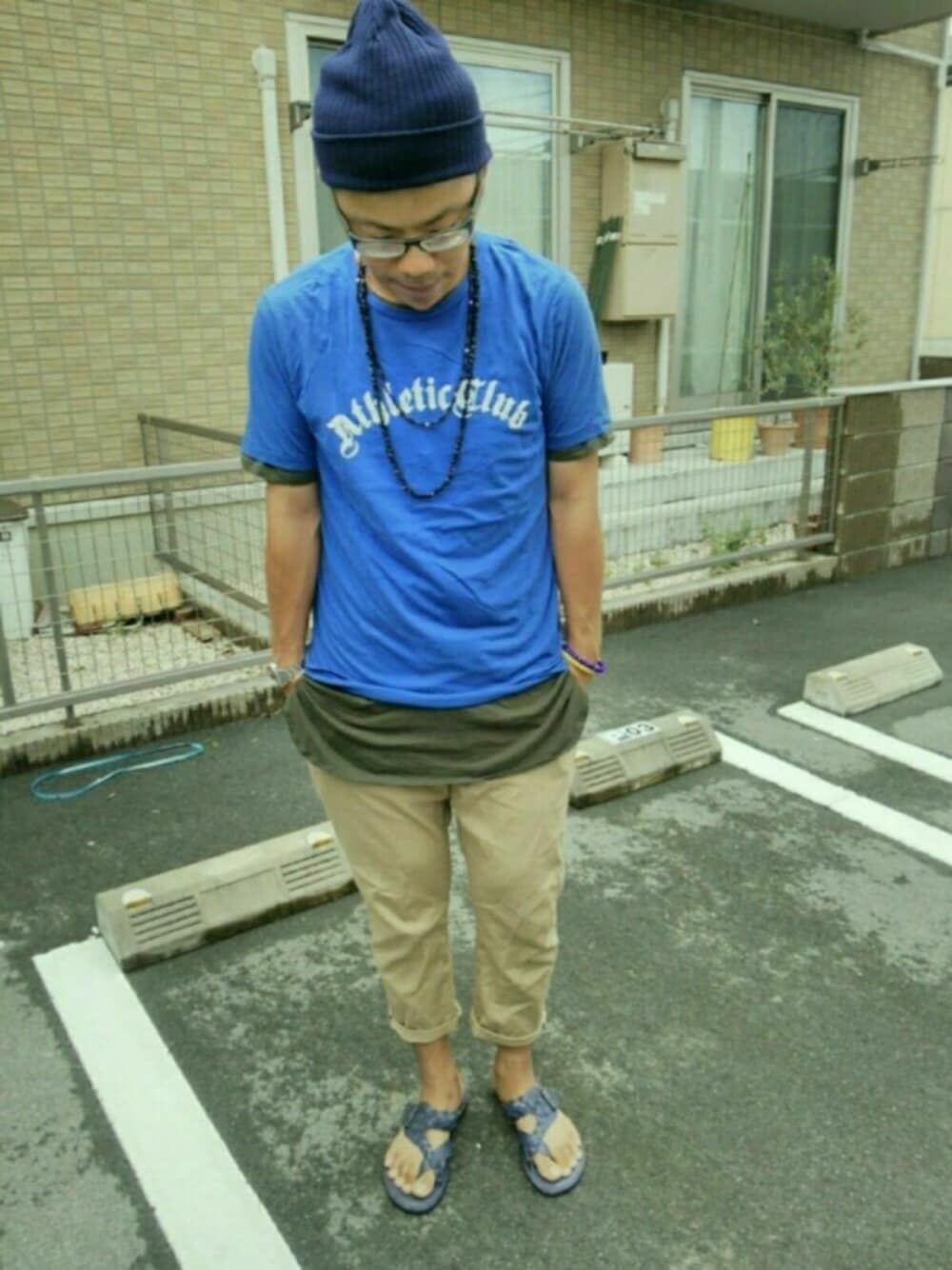 「レザーサンダル、ニット帽、クロップドパンツ、レイヤードスタイル、ビーズネックレス、ニットキャップ、ロング丈カットソー、ロールアップ、ひとりレイヤードマン祭、青いTシャツ」｜「WEGOのWEGO/ラウンドロングTシャツ（Tシャツ/カットソー、グリーン系）」を使った、T.さん（メンズ・176cm）の秋コーディネートの1枚目の写真