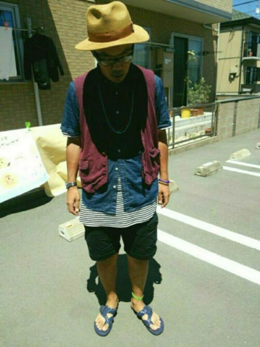 ブラック系のTシャツ/カットソー、ブラック系のカーゴパンツを着用したメンズの夏コーディネートの1枚目の写真