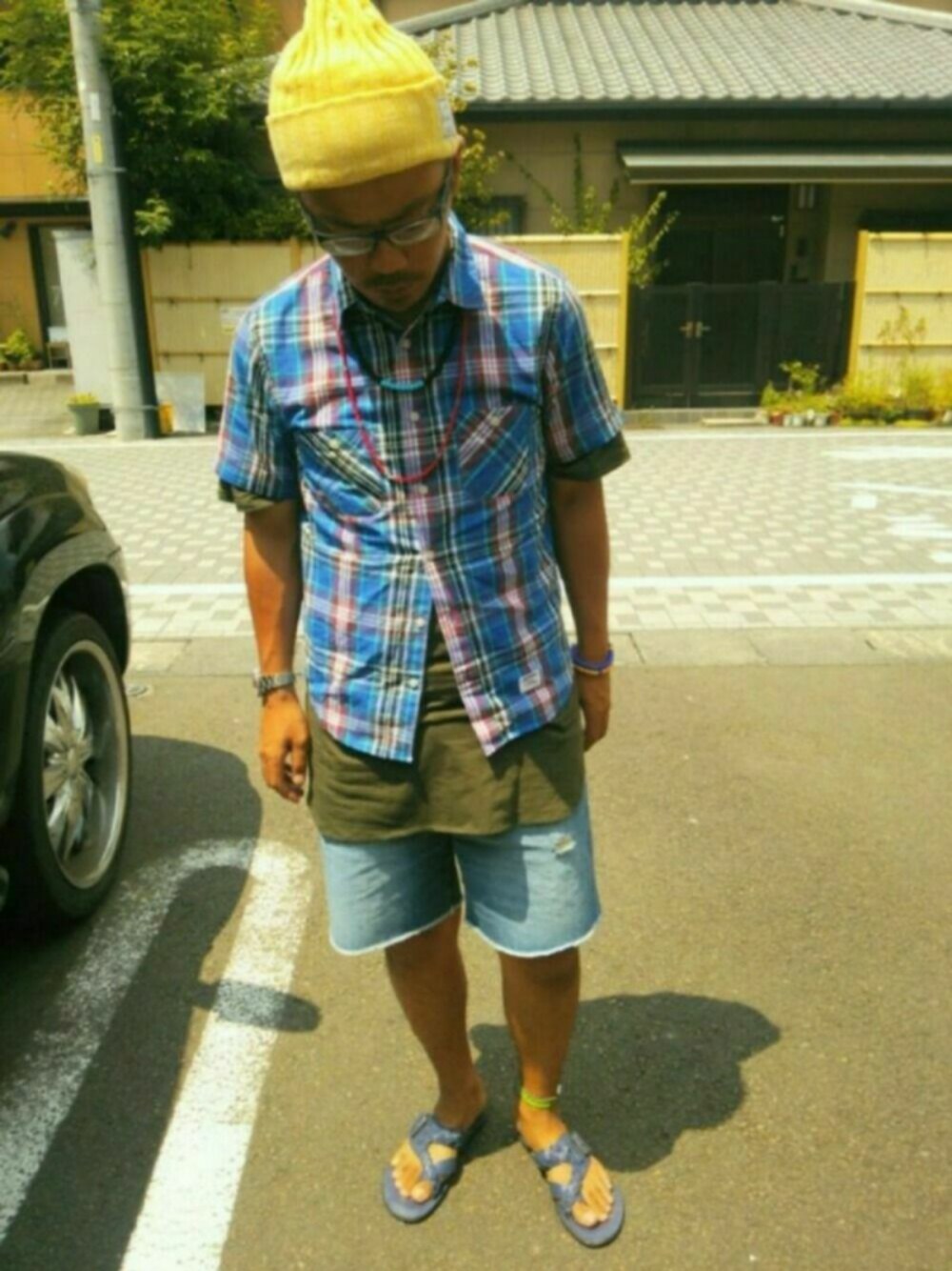 ブルー系のデニムパンツ、グリーン系のTシャツ/カットソーを着用したメンズの夏コーディネートの1枚目の写真