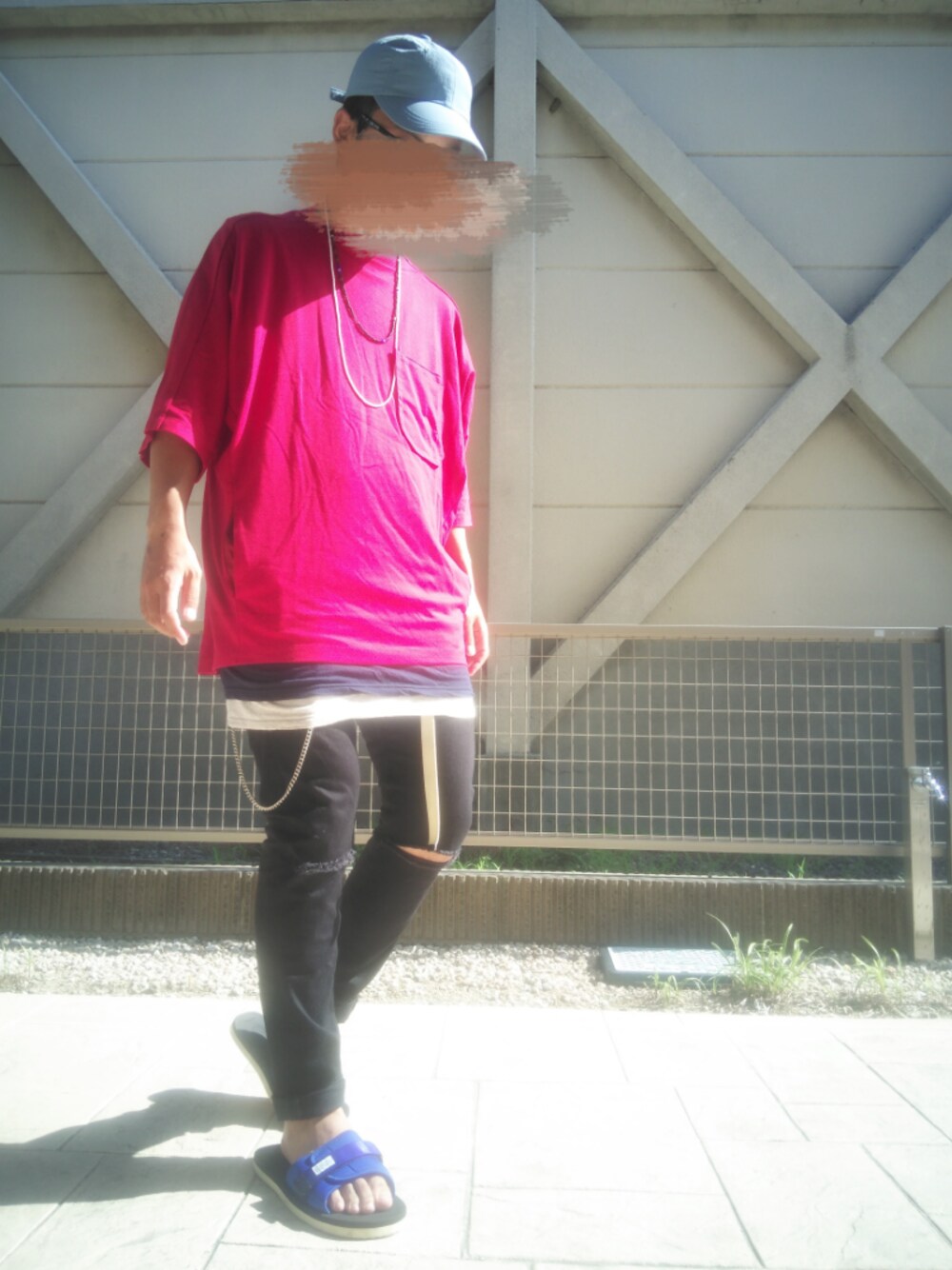 レッド系のTシャツ/カットソー、ブルー系のサンダル、ブラック系のデニムパンツを着用したメンズの夏コーディネートの1枚目の写真