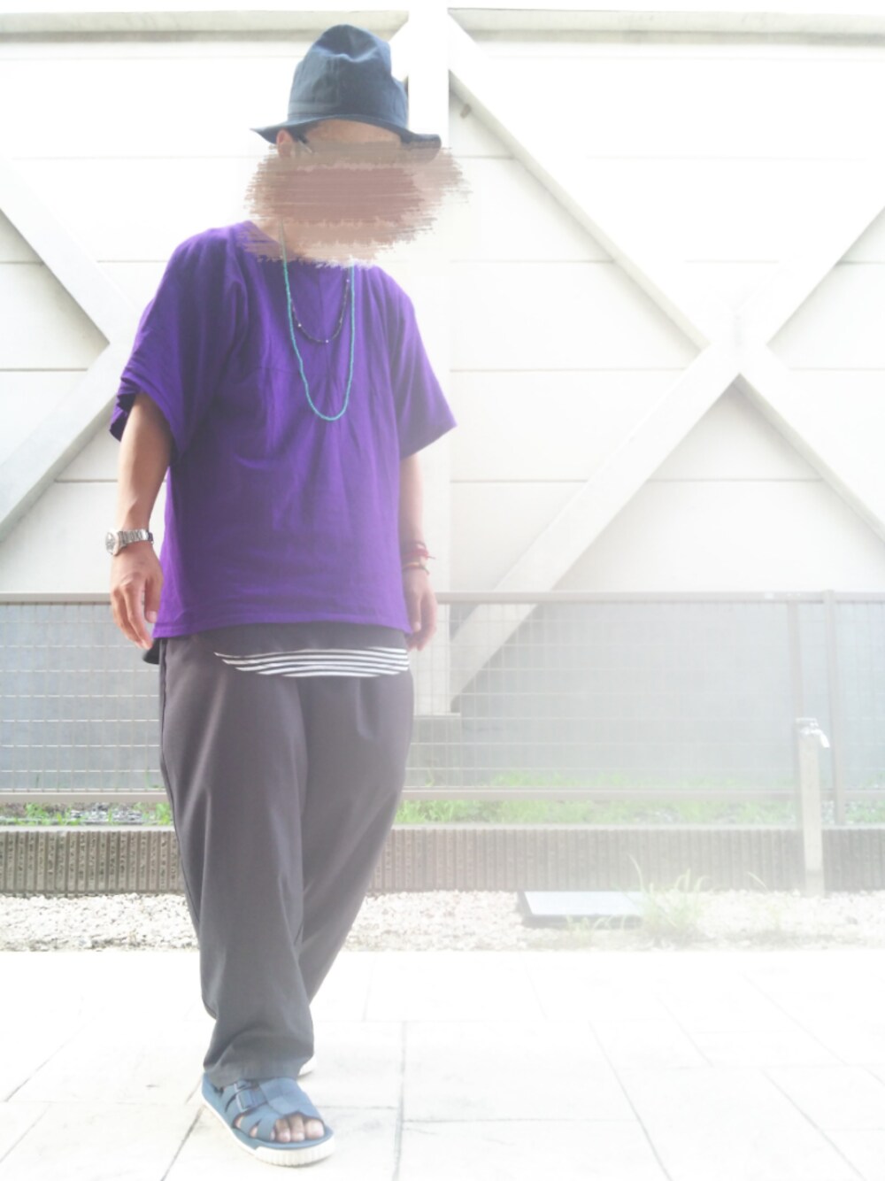 パープル系のTシャツ/カットソー、ブラック系のタンクトップ、ブラック系のTシャツ/カットソーを着用したメンズの夏コーディネートの1枚目の写真