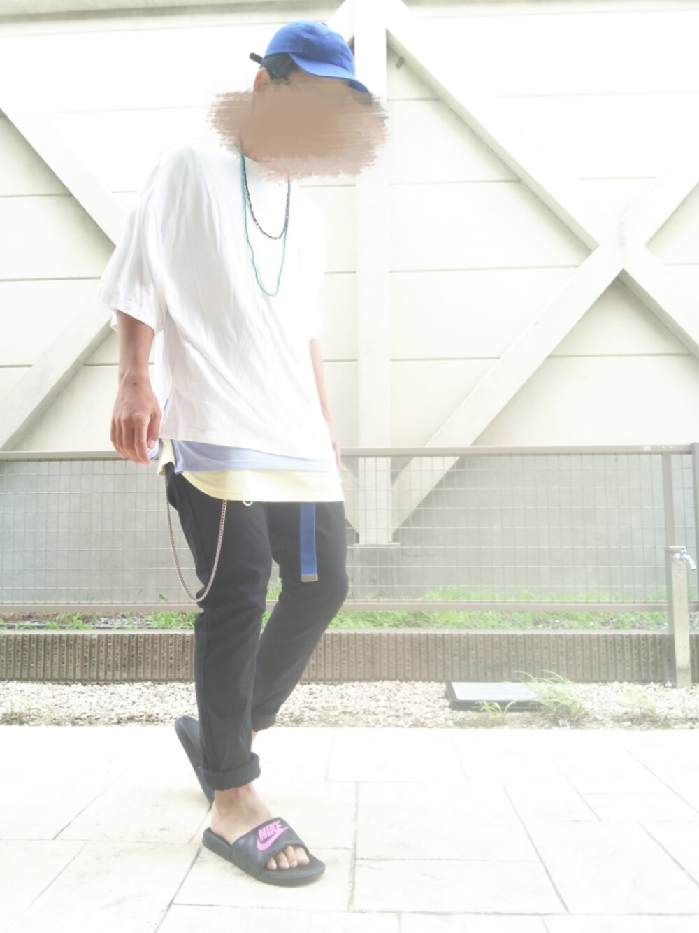 ホワイト系のTシャツ/カットソー、ブラック系のサンダル、ブルー系のTシャツ/カットソーを着用したメンズの夏コーディネートの1枚目の写真