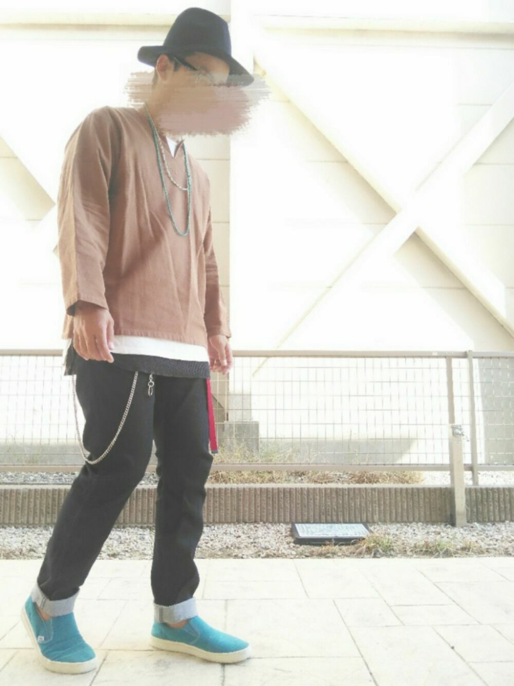 ブラウン系のシャツ/ブラウス、グレー系のタンクトップ、ホワイト系のTシャツ/カットソーを着用したメンズの秋コーディネートの1枚目の写真