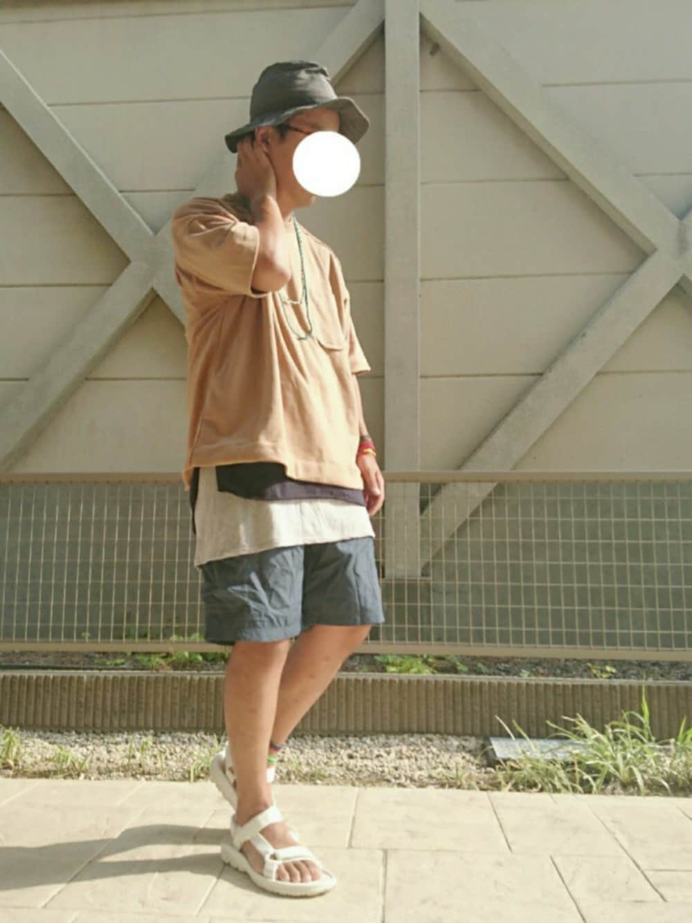 「レイヤードスタイル、ビッグシルエット、ビッグT、サンダル、teva、ロング丈、夏コーデ、Doシンプル部、ツバ広ハット、ハーフパンツ」｜「my beautiful landletの【my beautiful landlet】   military reproduction pile T-shirt（Tシャツ/カットソー、ベージュ系）」を使った、T.さん（メンズ・177cm）の夏コーディネートの1枚目の写真
