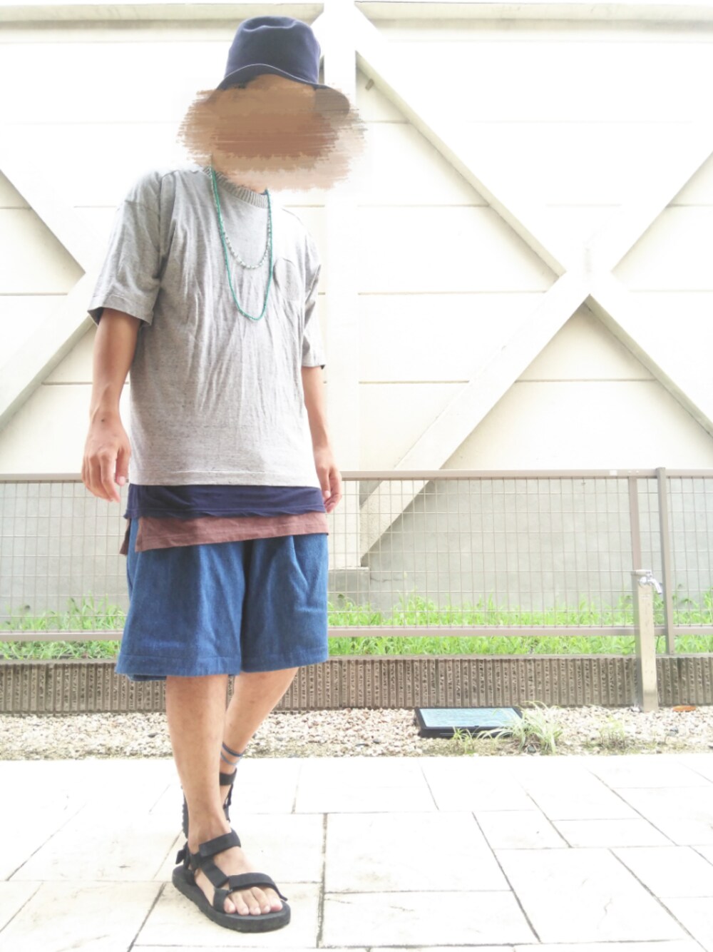 グレー系のTシャツ/カットソー、ブラウン系のタンクトップ、ブルー系のTシャツ/カットソーを着用したメンズの夏コーディネートの1枚目の写真