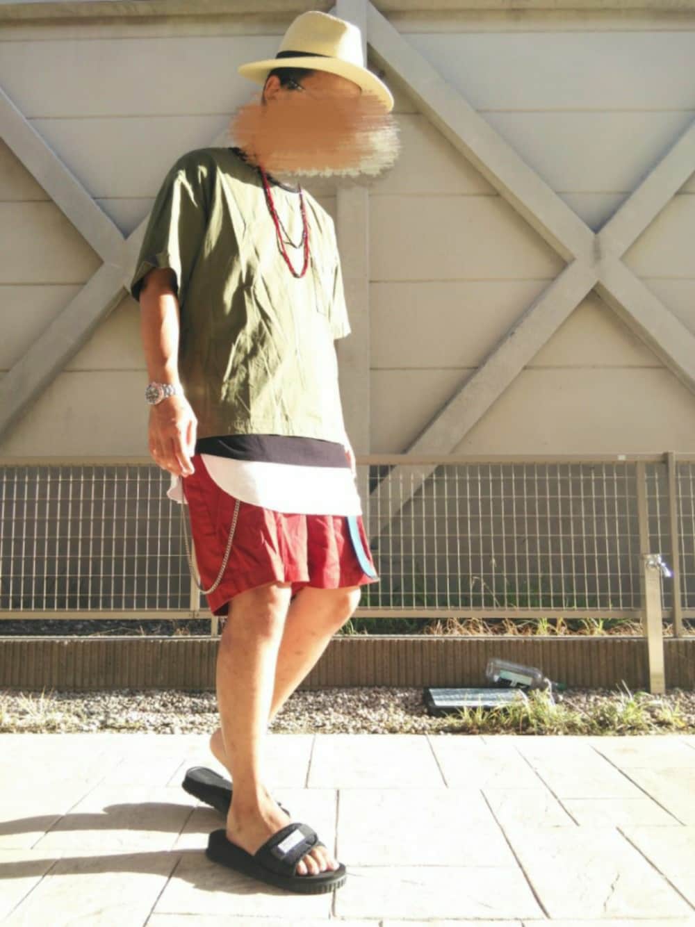 グリーン系のTシャツ/カットソー、ブラック系のTシャツ/カットソー、ホワイト系のタンクトップを着用したメンズの夏コーディネートの1枚目の写真