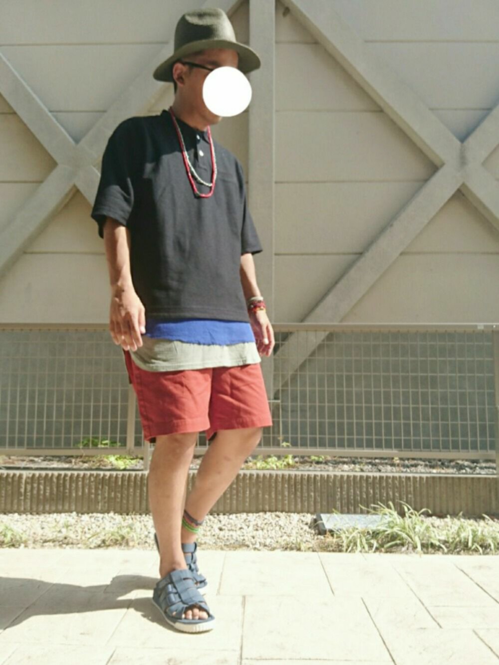 「ポロシャツ、レイヤードスタイル、ロング丈、麦わら帽子、サンダル、スポーツサンダル、ハーフパンツ、Doシンプル部、夏コーデ、ビッグシルエット」｜「green label relaxingの[ジェニュインガーメント] BC G/G BIG ポロシャツ（ポロシャツ、ブラック系）」を使った、T.さん（メンズ・177cm）の夏コーディネートの1枚目の写真
