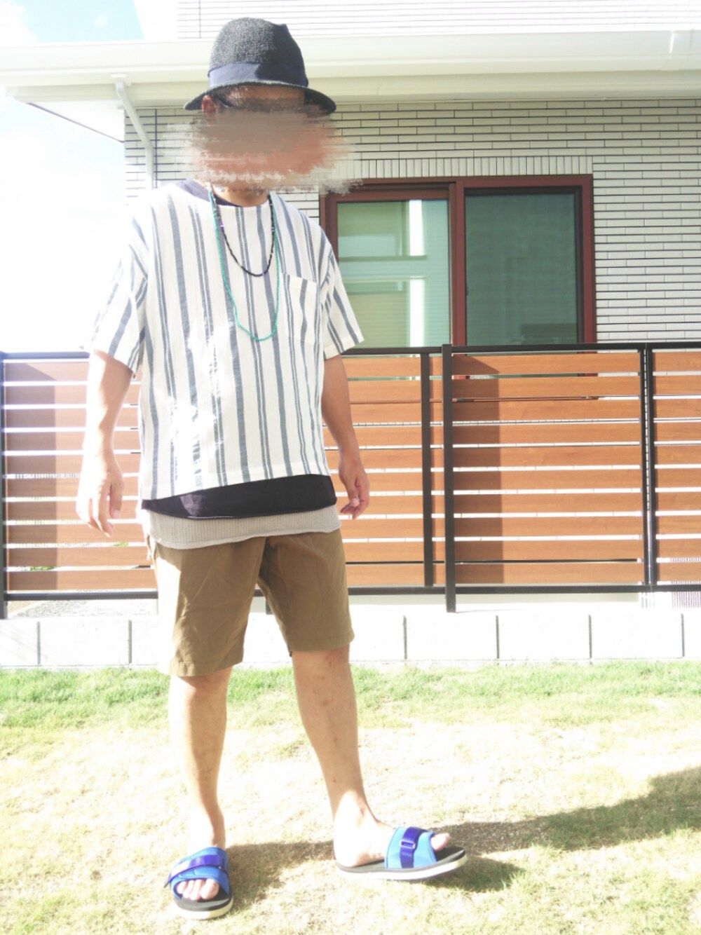 ホワイト系のシャツ/ブラウス、ブルー系のサンダル、ブルー系のTシャツ/カットソーを着用したメンズの夏コーディネートの1枚目の写真