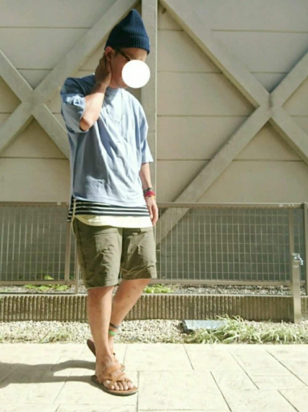 「レイヤードスタイル、ビッグT、無地Tシャツ、ロング丈、ハーフパンツ、ニット帽、サンダル、夏コーデ、ビッグシルエット、Doシンプル部」｜「URBAN RESEARCHのUR スーピマドルマンルーズTシャツ（Tシャツ/カットソー、ブルー系）」を使った、T.さん（メンズ・177cm）の夏コーディネートの1枚目の写真