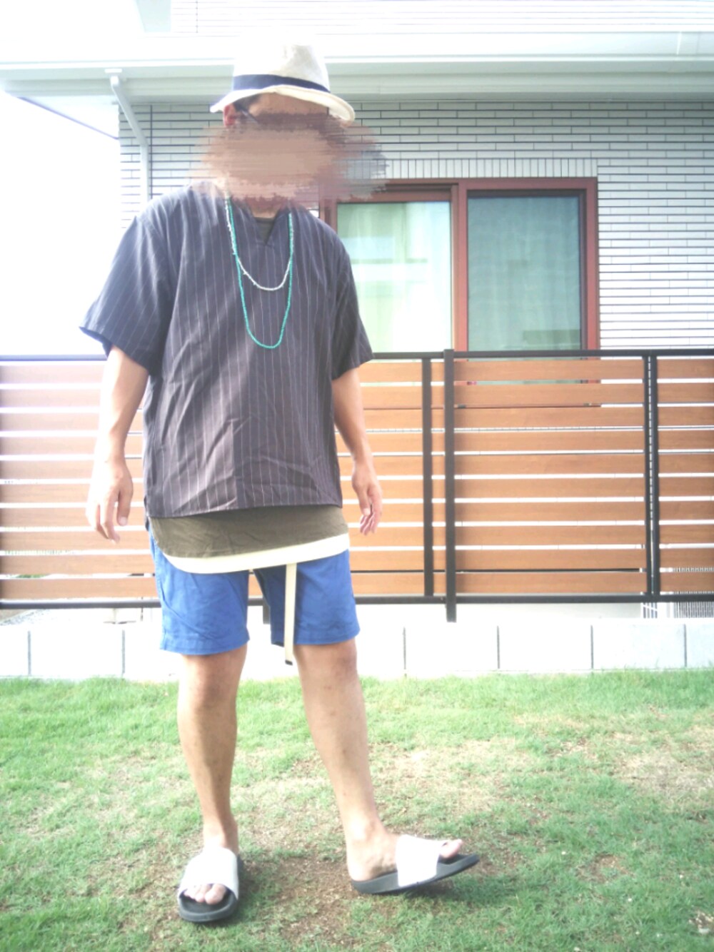 グレー系のTシャツ/カットソー、イエロー系のタンクトップ、ブルー系のチノパンツを着用したメンズの夏コーディネートの1枚目の写真